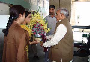 Haryana Chief Minister Bhupinder Singh Hooda being accorded warm reception on his arrival at Haryana Civil Secretariat at Chandigarh on Sunday.