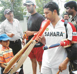 Sachin Tendulkar arrives at the PCA Stadium, Mohali for a practice session