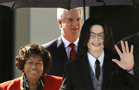 Katherine Jackson walks with her son Michael Jackson as they leave Santa Barbara County Courthouse after Michael's child molestation trial