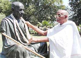 Eighty-year-old freedom fighter Bakka Apparaw dressed as Gandhi pays his tribute to Father of the Nation Mahatma Gandhi