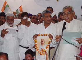 Haryana Chief Minister Bhupinder Singh Hooda administers the oath to party activists on the 75th anniversary of Dandi March in Ambala