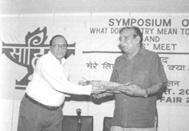 Gopi Chand Narang welcomes Ahmed Faraz at a symposium