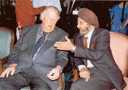 Edmund Hillary and M. S. Kohli at the Mountaineering and Tourism Meet 2000