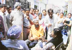Dr Usha Dhingra, health officer, Ludhiana Municipal Corporation, educates residents of Adarsh Nagar, Ludhiana, about jaundice prevention
