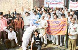 Residents of Guru Nanak Nagar on the Daba-Lohara Road protest against the area Councillor for the lack of development