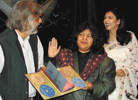 Filmmaker Muzaffar Ali, noted Pakistani singer Abida Parveen and actress Yukta Mukhi releasing the music of Jahan-e-Khusrau