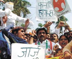 Activists of Delhi Pradesh Youth Congress demonstrating against NDA leader George Fernandes for using unparliamentary language against Congress president Sonia Gandhi