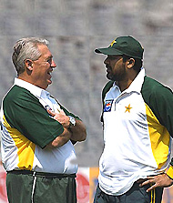 Indian captain Sourav Ganguly and his Pakistani counterpart Inzamam-ul-Haq chalk out strategies with their respective coaches John Wright and Bob Woolmer 