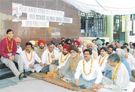BSNL functionaries stage a dharna in Ludhiana on Wednesday