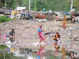 Migrants throw litter in Sidhwan canal causing pollution in Ludhiana