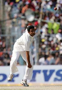 Anil Kumble bowls during the fifth and final days play in the second Test 