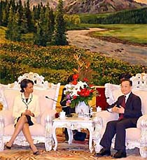 US Secretary of State Condoleezza Rice speaks to Chinese Premier Wen Jiabao in Beijing on Sunday