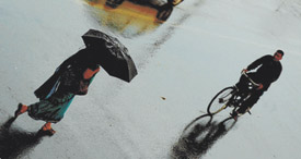 This woman was apparently prepared for the rains out of the blue while the cyclist lacked such foresight in the Capital on Monday. 