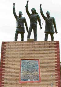 The corroded plate that was replaced on the statues of martyrs in Ludhiana 