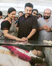 Filmstar Kamal Hasan (centre) pays his respects to veteran actor Gemini Ganesan, who passed away in Chennai early on Tuesday.