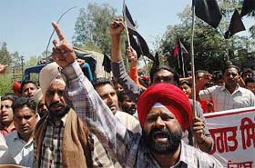 Activists of the Bhagat Singh Naujawan Sabha protest against the cancellation of holiday, before they were taken into custody, in Khatkar Kalan, Nawanshahr
