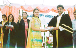 The Deputy Chief Minister, Mr Chander Mohan, presents degrees to graduates 