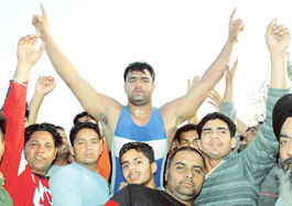 Bharat Kesri Palwinder Singh Cheema in a jubilant mood after beating Rustam-e-Pakistan Bashir Bhola 