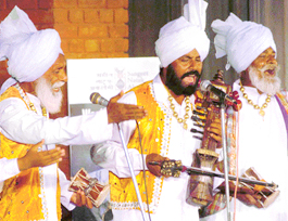 Dhadi Meer Desraj makes a full throated rendition of 'Heer' at World Theatre Day celebrations 