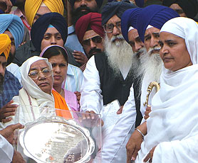 Bibi Joginder Kaur, widow of late Jathedar Gurcharan Singh Tohra, receives Panth Rattan award from the Jathedar, Akal Takht, Giani Joginder Singh Vedanti , the SAD President , Mr Parkash Singh Badal, and the SGPC chief, Bibi Jagir Kaur, awarded to the late leader posthumously on Sunday.