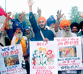 Jasvir Singh (centre), who was expelled from a French Public School for wearing turban, seeks help from Sikh organisations at the Hola Mohala festival in Anadpur Sahib on Sunday.
