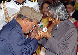 President APJ Abdul Kalam presents the Padma Bhushan Award to playback singer Manna Dey