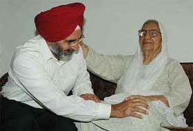 Vice-Chancellor of Punjab Agricultural University (PAU) Kirpal Singh Aulakh seeks his mother Gurdeep Kaurs blessings after the extension of his tenure