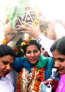 Patiala MP Preneet Kaur carries the holy water kalash on the occasion of Kalash Yatra at Qila Chowk, Shiv Mandir, in Patiala