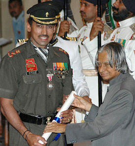 Lieut-Col Rajyavardhan Rathore is awarded the Padma Shri by President A.P.J. Abdul Kalam at Rashtrapati Bhvan in New Delhi on Monday. 