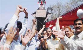Traders burn an effigy in Vishwakarma Chowk on the first day of the three-day bandh against VAT in Ludhiana 