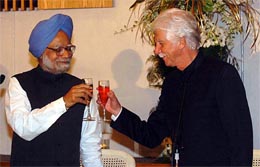 Prime Minister Manmohan Singh and his Mauritius counterpart Paul Raymond Berenger toast at a banquet hosted by the latter at Port Louis in Mauritius on Wednesday. 