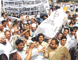 Delhi traders under the banner of Confederation of All India Traders demonstrating against VAT on the last day of their All India Trade Bandh, at Parliament Street in the Capital.