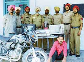 A police team with a person held for theft and stolen goods in Mandi Ahmedgarh.