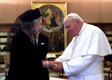 Pope John Paul II shakes hands with Britain's Queen Elizabeth (L) during their private audience in the Vatican on October 17, 2000. file photo.