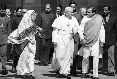 Pope John Paul II (C) talks to Rajiv Gandhi (R) as they walk with Gandhi's wife Sonia at the Presidential Palace in New Delhi on February 1, 1986.