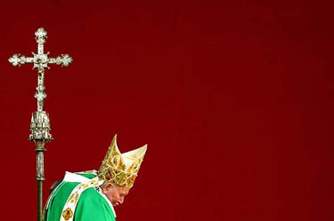 Pope John Paul II arriving at the altar to celebrate a mass in Krakow's Blonie meadow on August 18, 2002