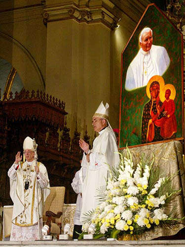 Cardinal Juan Luis Cipriani (L) leads a special mass for Pope John Paul II, in Lima's cathedral, on April 1, when Roman Catholics around the world waited and prayed as Pope John Paul slid toward death on Saturday after a 26-year reign that helped undermine Soviet communism and vigorously upheld long-standing Vatican doctrines. 
