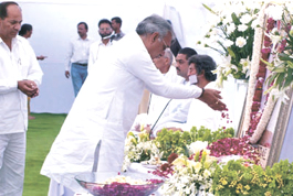 The Haryana Chief Minister, Mr Bhupinder Singh Hooda, paying floral tributes to eminent industrialist Om Prakash Jindal at a Prarthana Sabha in the Capital.