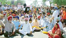Residents protest against the setting up of a railway barrier on Dhuri line at a wrong place and against their wishes in Himmat Singh Nagar