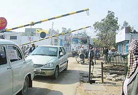 Unmindful of the risk, vehicle owners manage to cross the level crossing moments before it was closed