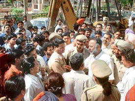 STP Balkar Singh Brar talks to protesting shopkeepers in Jawahar Nagar market 