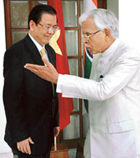 Nguyen-Dy-Nien, Foreign Minister of Vietnam with External Affairs Minister Natwar Singh during a meeting at Hydrabad House, New Delhi, on Monday.