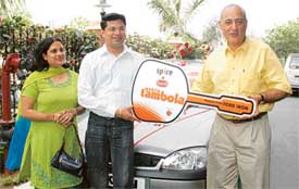 Spice COO Navin Kaul hands over the keys of a Ford Ikon to Mr Sudhir Bansal, winner of the Spice Glocobon mobile Tambola Contest