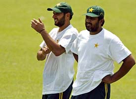 Pakistani captain Inzamam-ul-Haq (R) and Shahid Afridi watch their team mates during a training session in Jamshedpur on Friday