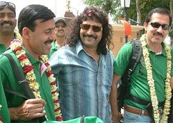 Former Indian hockey player R.P. Singh welcomes members of the Pakistan veterans hockey team at the Wagah joint checkpost on Saturday. 
