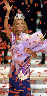Leonora Jimenez Monge of Costa Rica waves after being crowned in the 36th Miss Asia-Pacific International in south Chinas Guangdong province on Saturday. 
