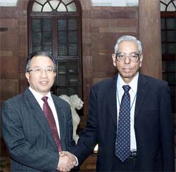 National Security Adviser M.K. Narayanan shakes hand with his Chinese counterpart Dai Binggou in New Delhi on Sunday before the special representative-level talks on resolving the border dispute between two countries. 