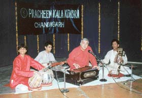 Poet and ghazal maestro Vinod K. Bhardwaj (Nashad Jaunpuri) from Edmonton (Canada) performs at Pracheen Kala Kendra