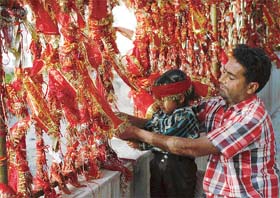 Devotees tie a dupatta around the peepal tree at the Mansa Devi shrine in Panchkula on the third day of Navratra fair