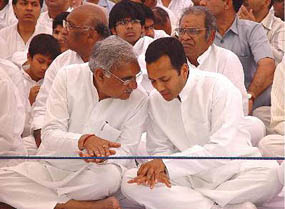 Haryana Chief Minister Bhupinder Singh Hooda consoles Mr Naveen Jindal, MP and son of the late O.P. Jindal, at a condolence meeting